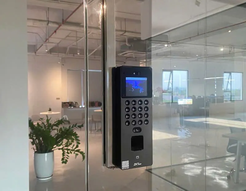 Máy chấm công vân tay, thẻ từ ZKTeco lắp trên cửa kính văn phòng
