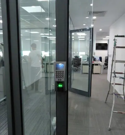 Kỹ thuật SBOX lắp máy chấm công vân tay tại cửa kính văn phòng