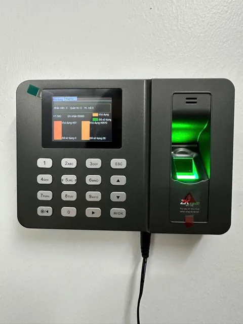 Máy chấm công vân tay gắn tường đã cấp nguồn, sẵn sàng chấm công