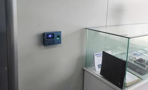 Máy chấm công vân tay lắp tại hành lang văn phòng công ty