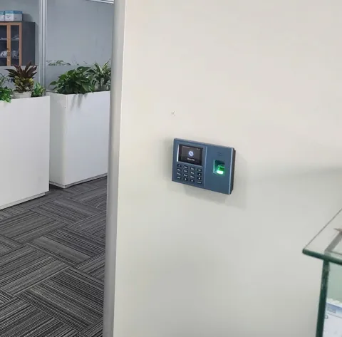 Máy chấm công vân tay lắp ở lối vào khu làm việc
